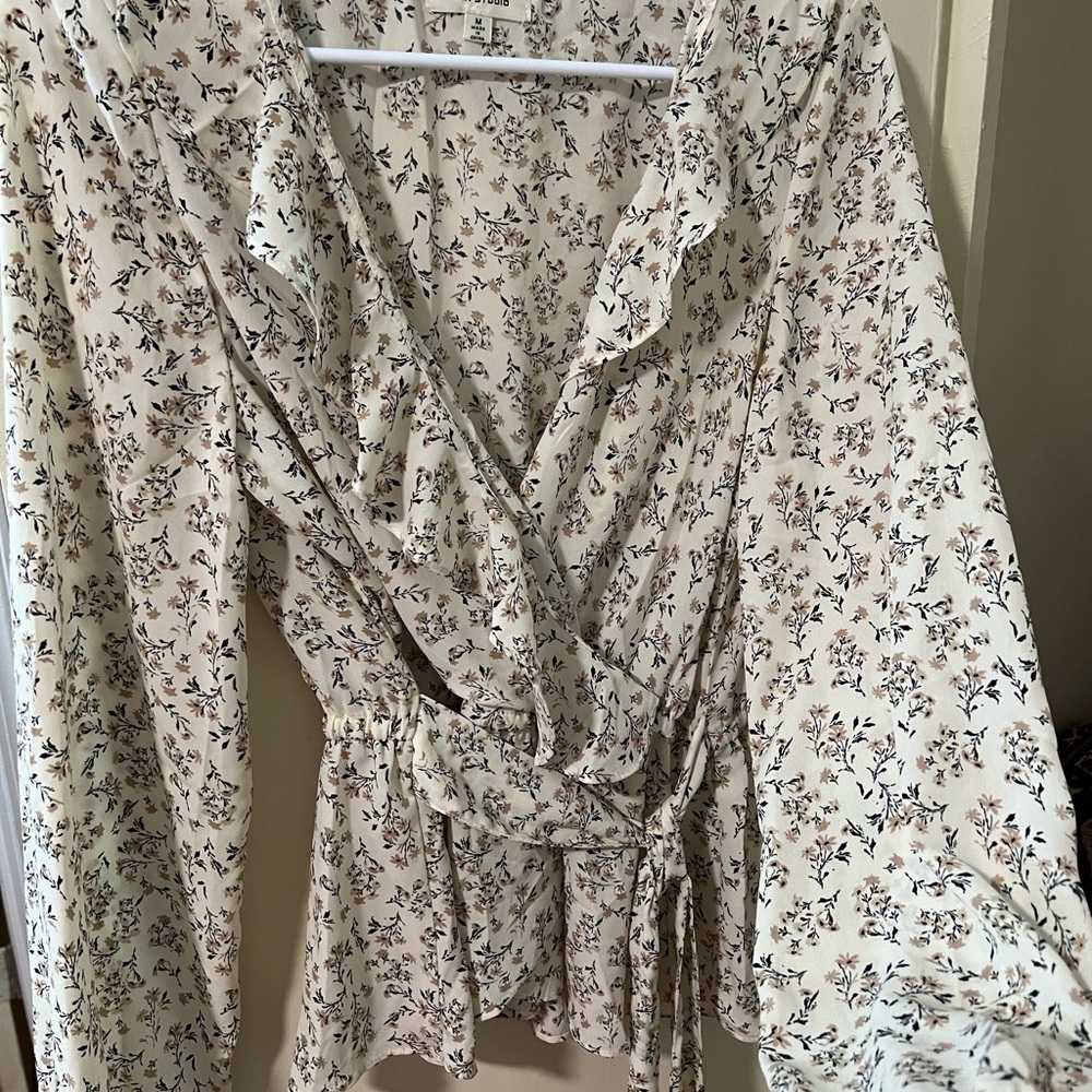 NWT Nordstroms Cream and floral design with wrap around bow blouse. Size M.